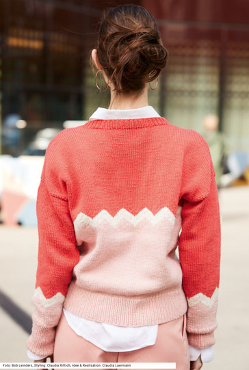 Pullover mit Jacquardmusterstreifen in Hummerrot, Rosa und Weiß