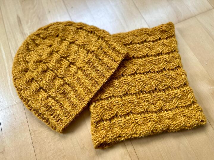 Häkelanleitung für ein Mützen-Loop Set "Trenzas"