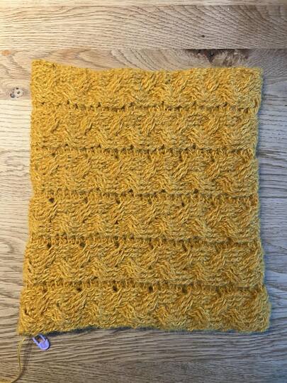 Häkelanleitung für ein Mützen-Loop Set "Trenzas"