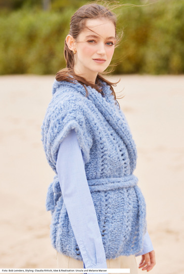 Weste mit Ajourmusterstreifen und Gürtel in Jeansblau