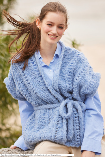 Weste mit Ajourmusterstreifen und Gürtel in Jeansblau