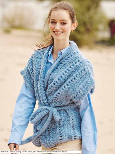 Weste mit Ajourmusterstreifen und Gürtel in Jeansblau