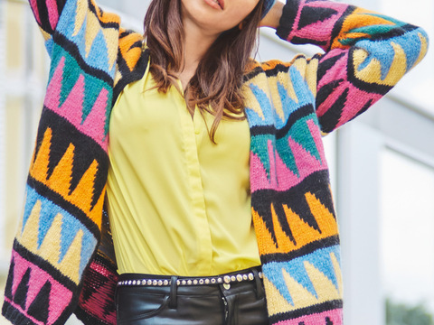 Pulli mit Rauten in Natur, Marine, Pink, Orange und Türkis und Mütze in Pink