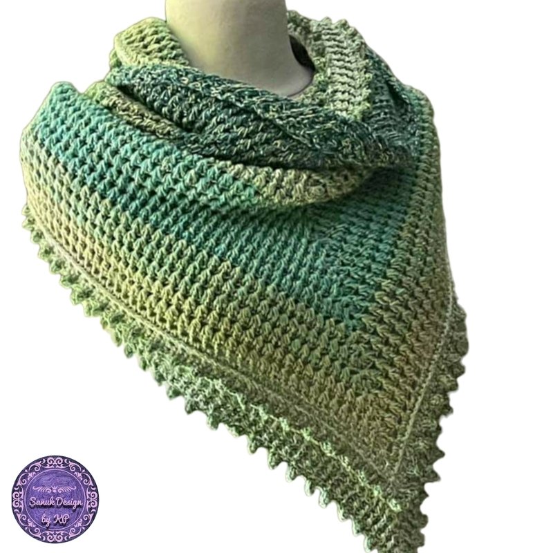 Gehäkeltes Dreieckstuch in Grüntönen mit Farbverlauf, auf Schaufensterpuppe drapiert