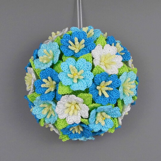 Crochet pattern flower door decoration in 2 sizes instead of door wreath