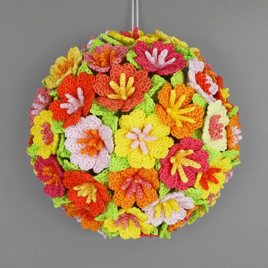 Crochet pattern flower door decoration in 2 sizes instead of door wreath