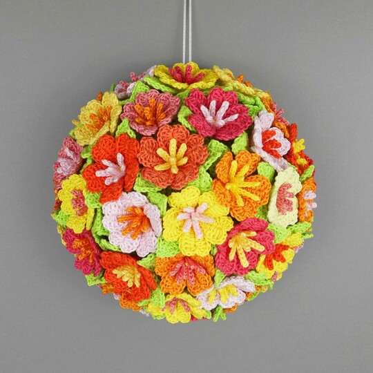 Crochet pattern flower door decoration in 2 sizes instead of door wreath