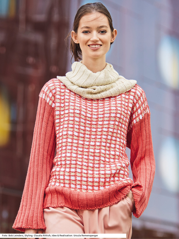 Pulli mit Hebemaschenmuster in Lachsrot, Leinenfarbe und Weiß und Loop im Rippenmuster in Leinenfarbe
