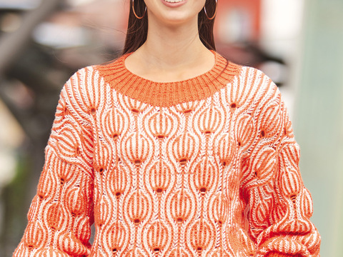 Pullover im Briochemuster in Korallenrot und Weiß