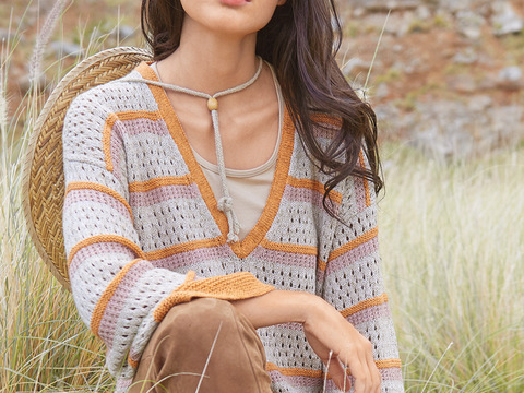 Gestreifter Pulli mit V-Ausschnitt