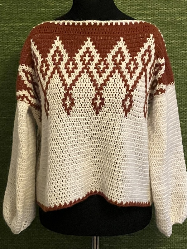 Gehäkelter Pullover in Rostbraun und Cremeweiß mit Chevron-Muster und Ballonärmeln