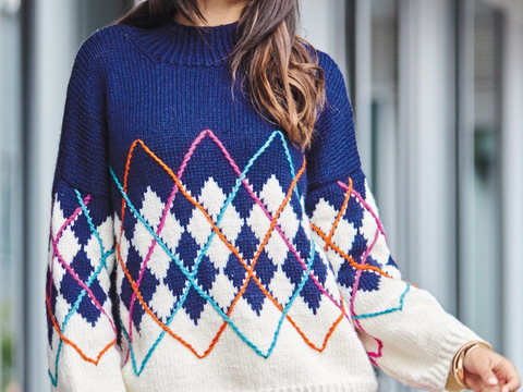 Jacke und Mütze mit Jacquardmuster in Schwarz, Pink, Orange, Gelb, Blau und Grün