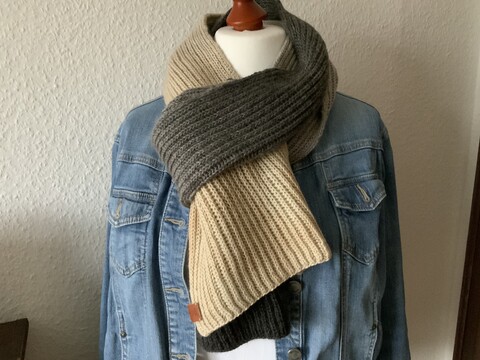 Charbene, Schal im Patentmuster aus feinem Kaschmirgarn