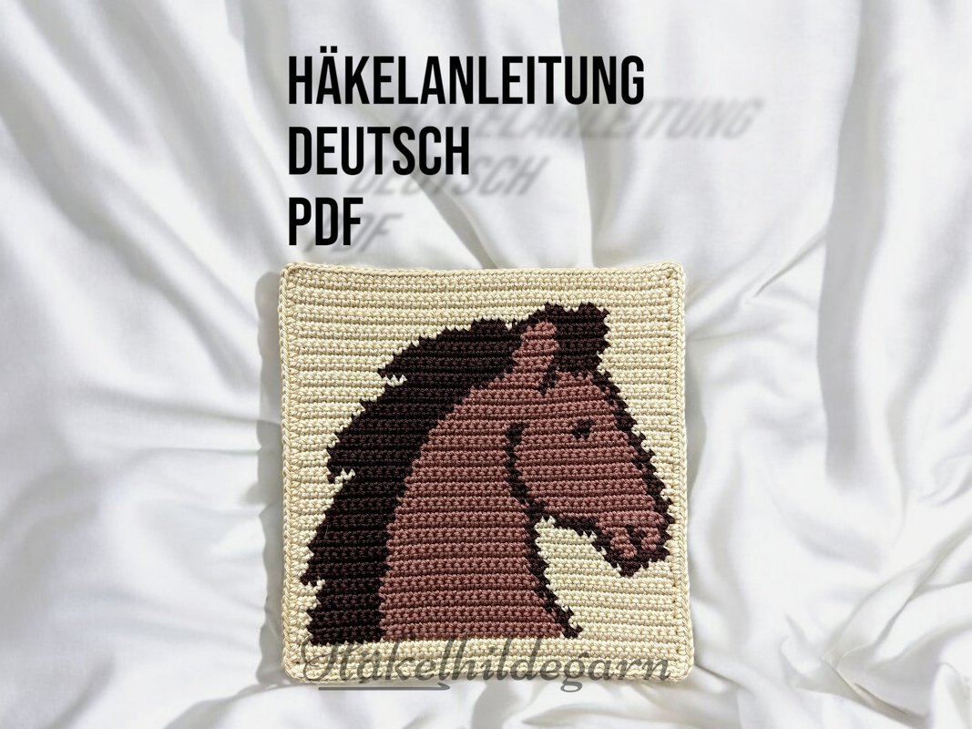 Gehäkeltes Quadrat mit pixeligem Pferdekopf in Braun auf beigem Hintergrund; darüber der Text 'HÄKELANLEITUNG DEUTSCH PDF'.