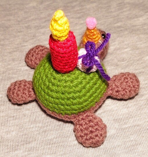 Häkelanleitung für eine niedliche Geburtstagsschildkröte