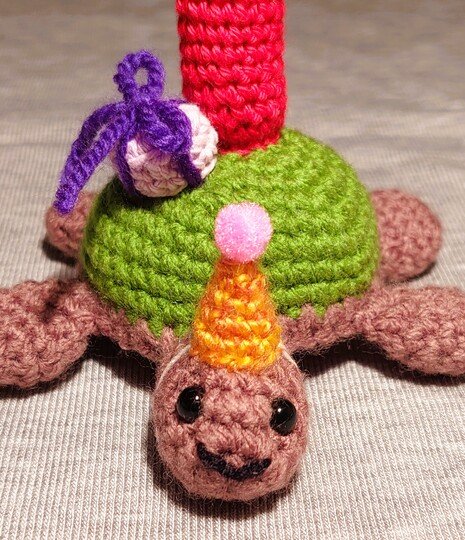 Häkelanleitung für eine niedliche Geburtstagsschildkröte