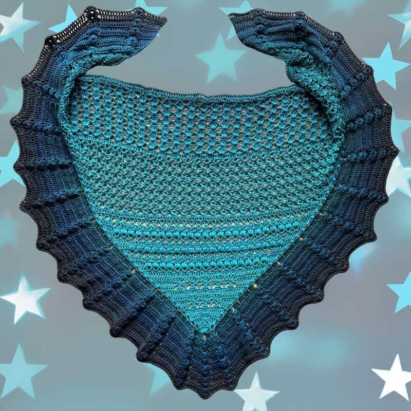 Dreieckstuch in Türkis mit sanftem Farbverlauf und gewelltem dunklem Rand, dekorative Häkelstruktur