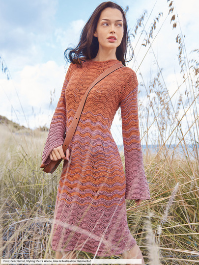 Kleid im Wellenmuster