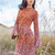 Kleid im Wellenmuster