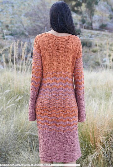 Kleid im Wellenmuster