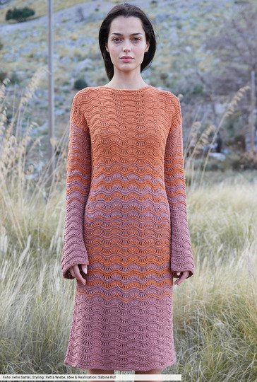 Kleid im Wellenmuster