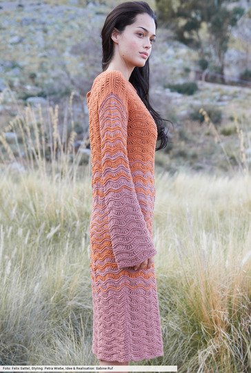 Kleid im Wellenmuster