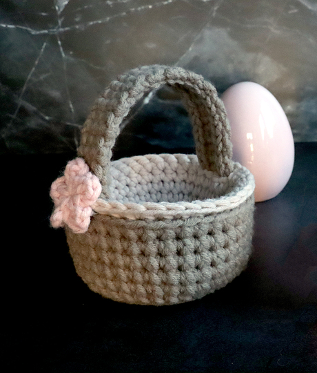 Henkelkorb mit Blume - Häkelanleitung