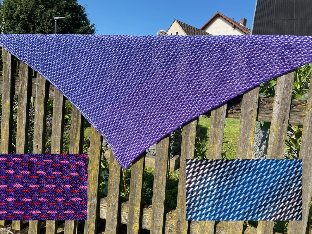 Gestricktes Dreieckstuch in Violett mit zweifarbiger Diagonalstruktur, Nahaufnahmen zeigen pink- und blau-basierte Varianten