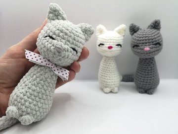 small cat sitting - crochet pattern by NiggyArts