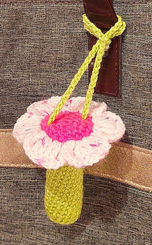 Häkelanleitung für praktischen Lippenpflegehalter Blume