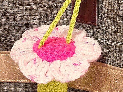 Häkelanleitung für praktischen Lippenpflegehalter Blume