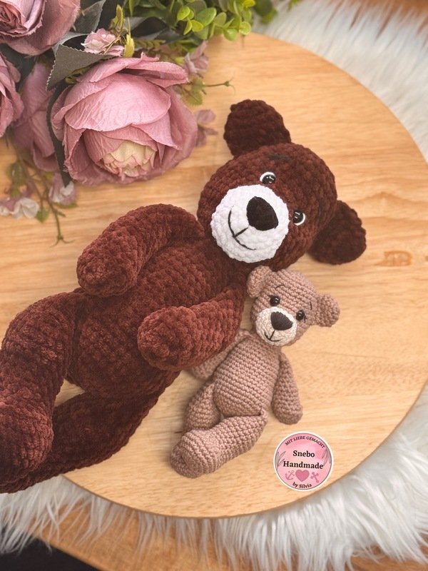 Zwei gehäkelte Amigurumi-Teddys in unterschiedlichen Brauntönen, Fokus auf Maschenstruktur und Proportionen