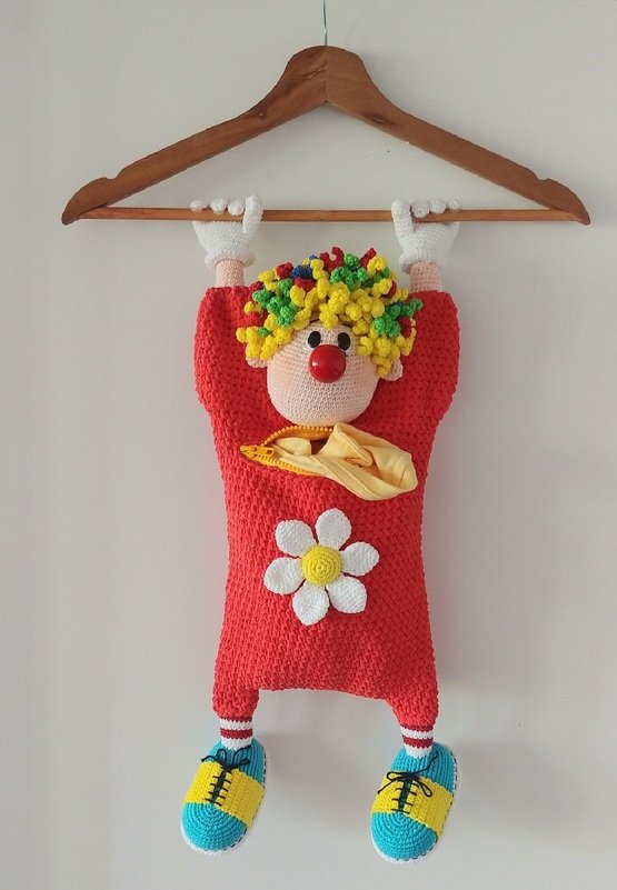 Gehäkelter roter Clown-Utensilo, hängend an Holzbügel mit Reißverschlussfach