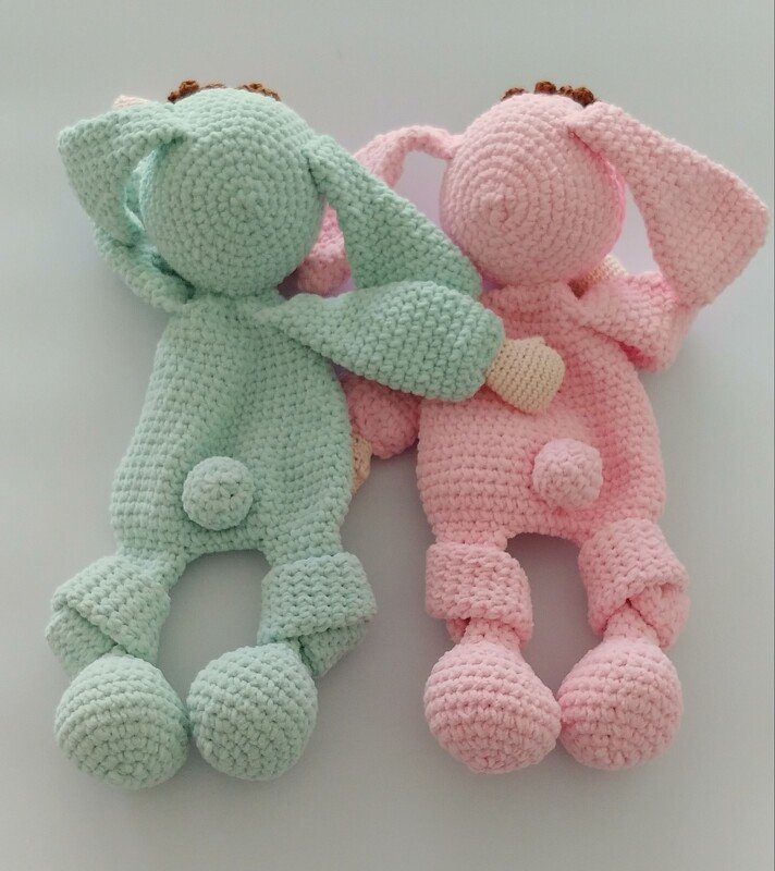 Gehäkelte Amigurumi-Hasen in Mintgrün und Rosa nebeneinander