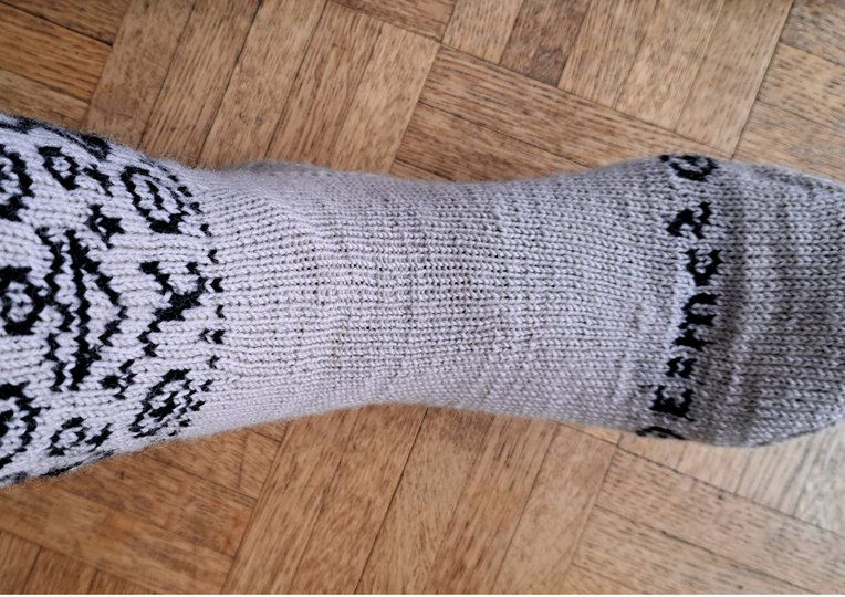 Men's socks "Physicist" instructions as PDF with color chart motif socks