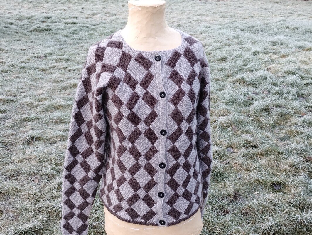 Gestrickte Jacke mit verzerrtem Entrelac-Muster