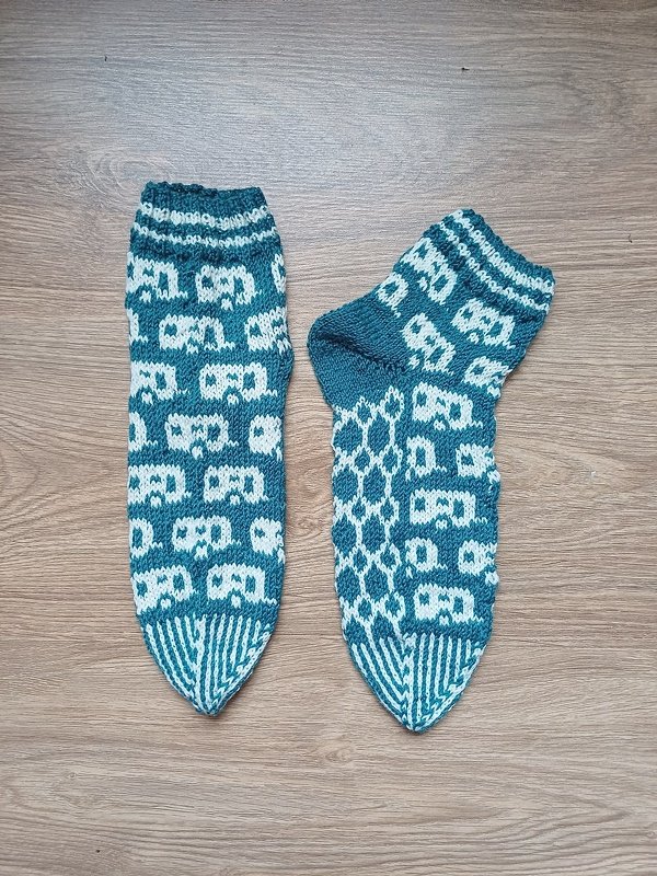 Anleitung Sockenmuster Wohnwagen-Camp, mit mehreren Fäden