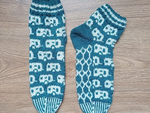 Anleitung Sockenmuster Wohnwagen-Camp, mit mehreren Fäden