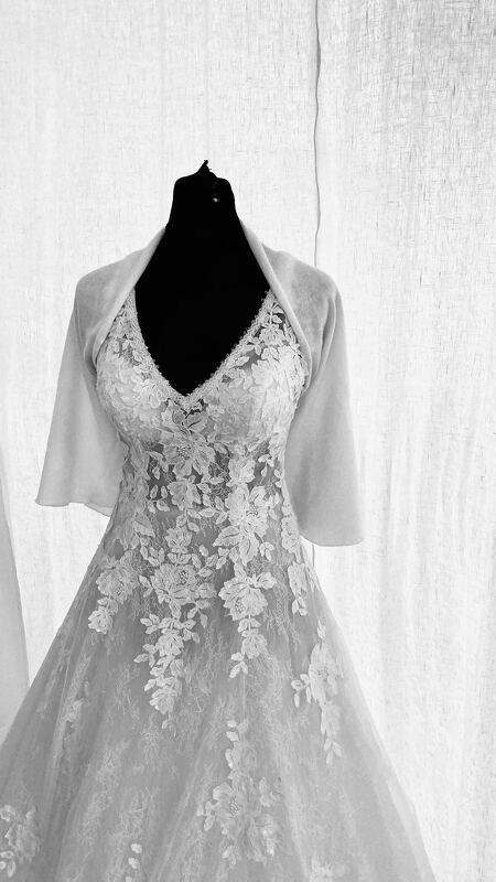 Nähanleitung für die Overlock - Hochzeitsbolero Bonnie - Bild 4