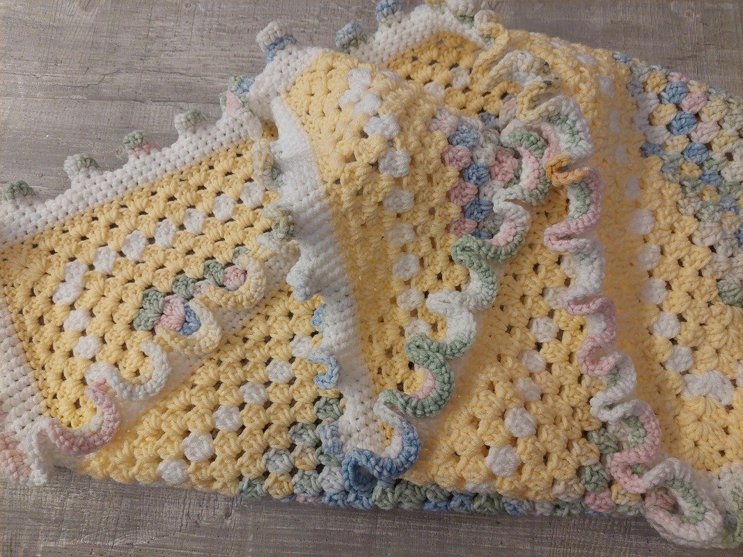 Häkelanleitung: Babydecke in Pastellfarben mit Rüschenrand!