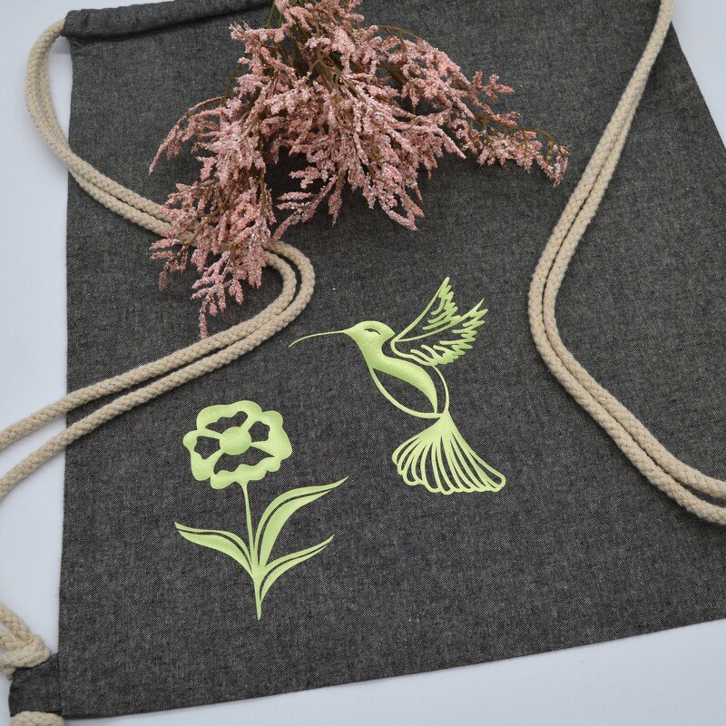 Dunkler Turnbeutel mit neongrünem Kolibri- und Blumenplott