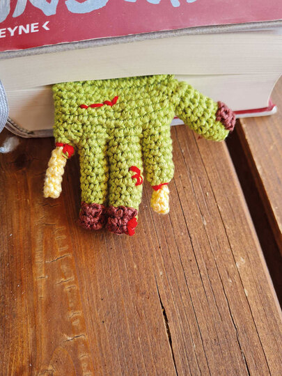 Zombie hand bookmark - Freebie crochet pattern