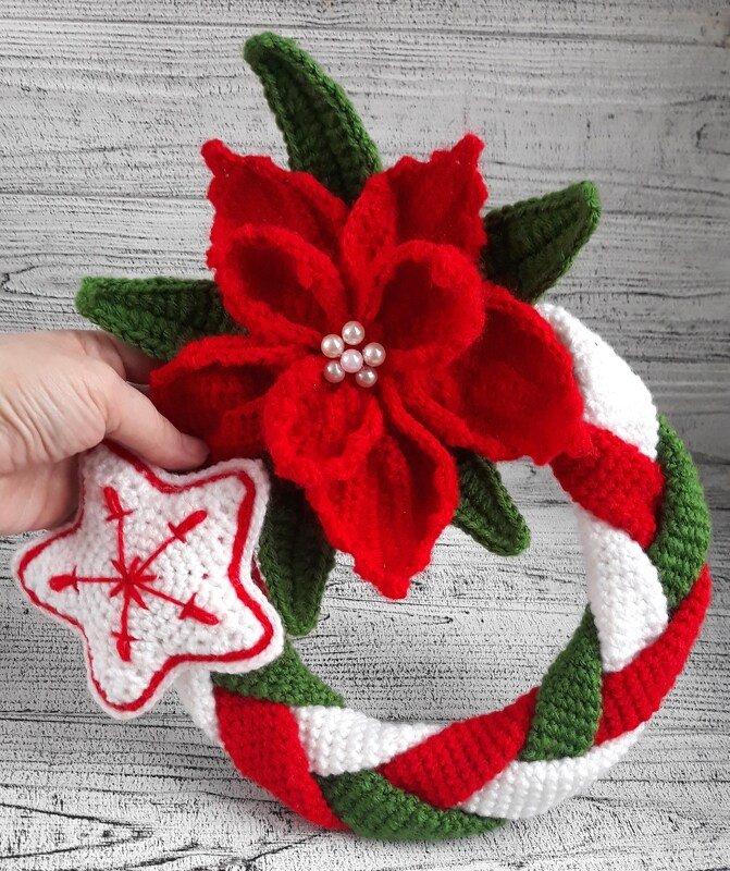 Year round wreath with Poinsettia ornament and crochet Stars - Image 10