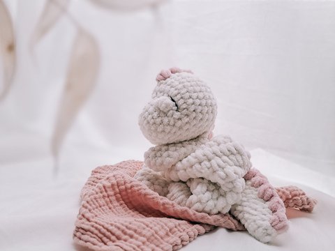 Häkelanleitung für einen kleinen Dino als Schmusetuch