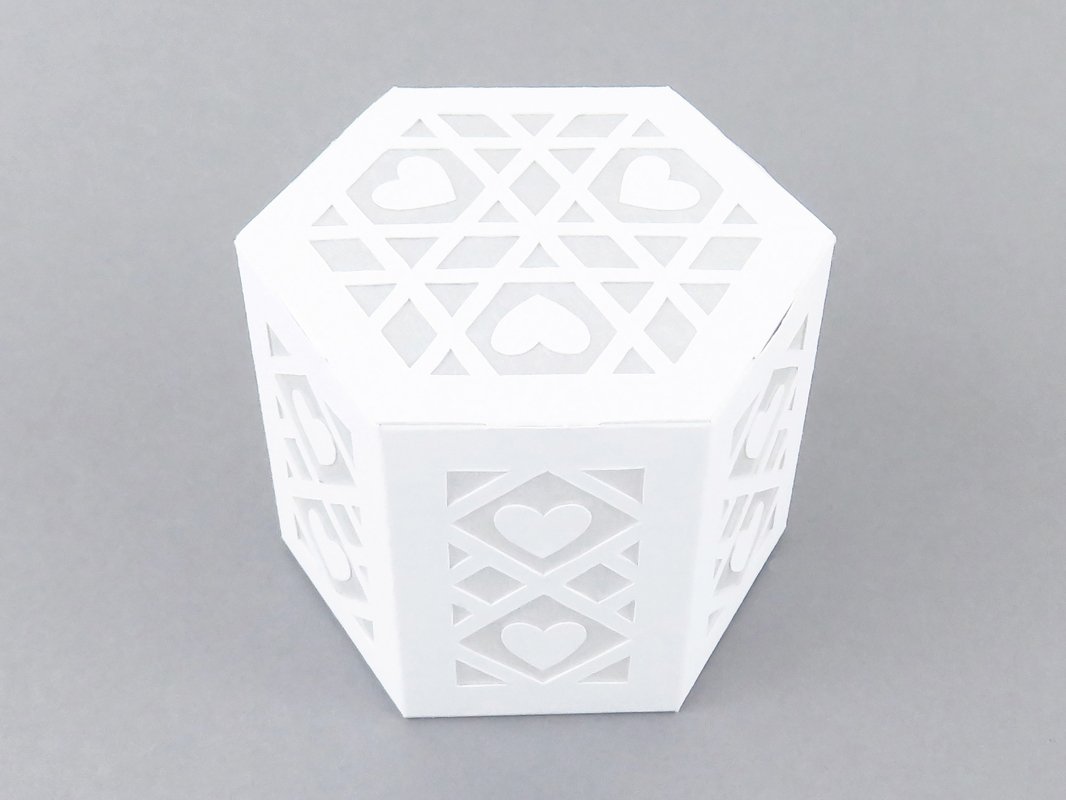 Kleine Tischleuchte mit Herzen – Bastelanleitung und Vorlagen