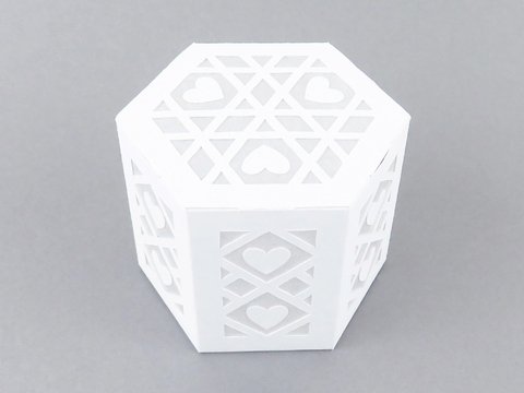 Kleine Tischleuchte mit Herzen – Bastelanleitung und Vorlagen