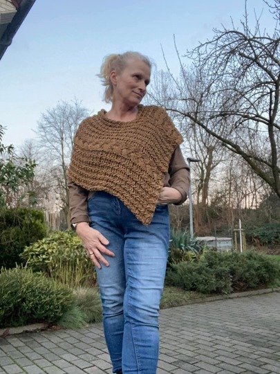 Häkelanleitung für einen Poncho im Zopfmuster "Trenzas"