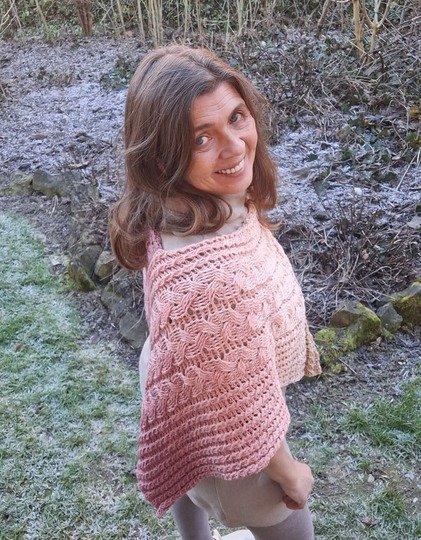 Häkelanleitung für einen Poncho im Zopfmuster "Trenzas"