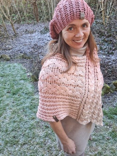 Häkelanleitung für einen Poncho im Zopfmuster "Trenzas"