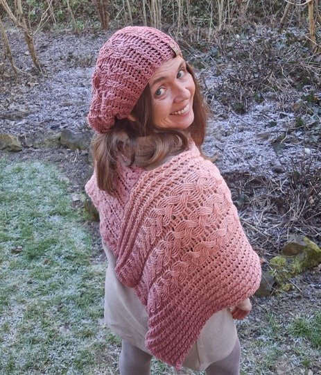 Häkelanleitung für einen Poncho im Zopfmuster "Trenzas"